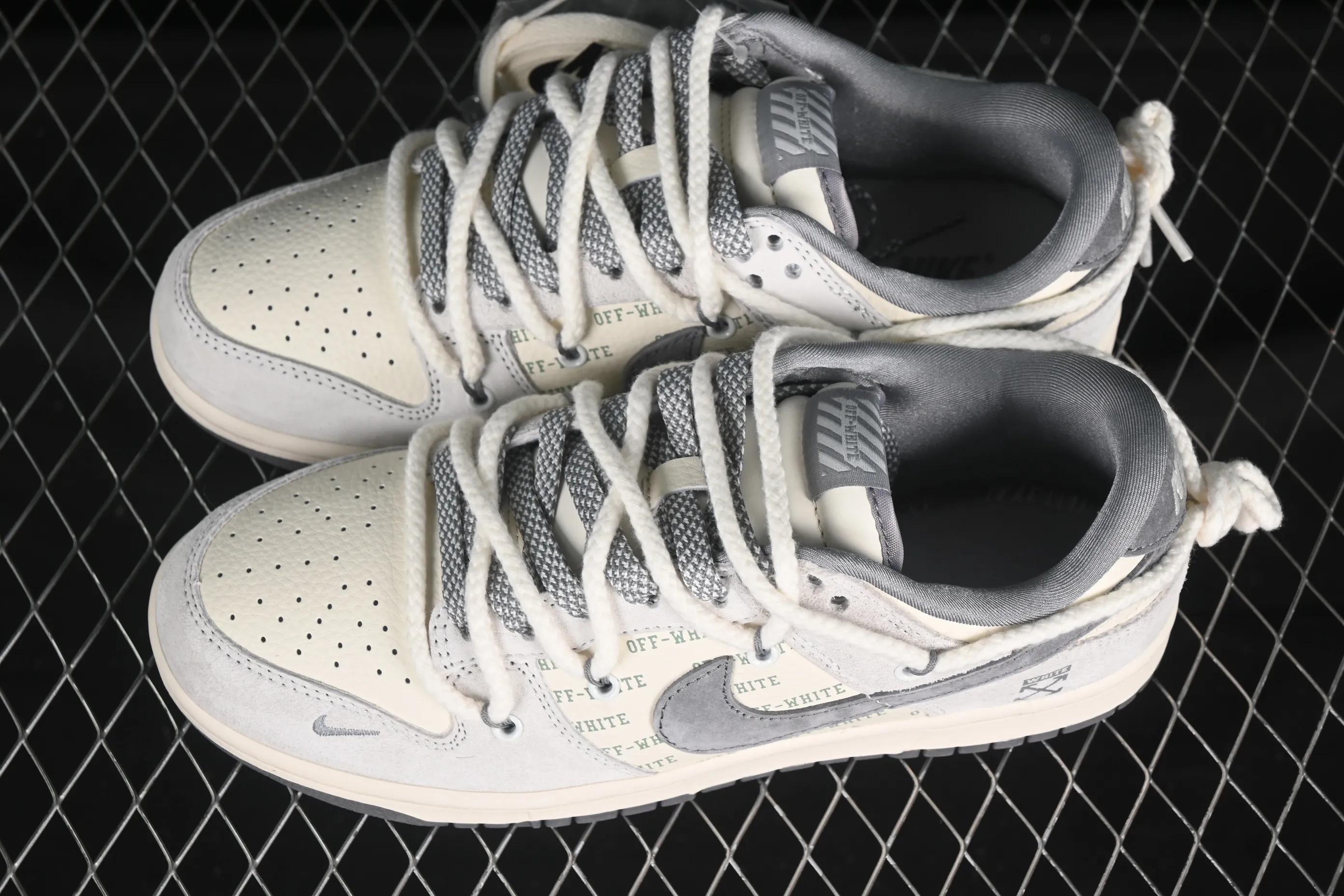 All Categories Nk SB Dunk Series Nk SB Dunk Low High-end Customized Low-top Shoes Nike SB Dunk Low OFF-WHITE Series Gray Hook with Subtitles Anniversary High-end Customized Low-top Casual Shoes YX5066-223
